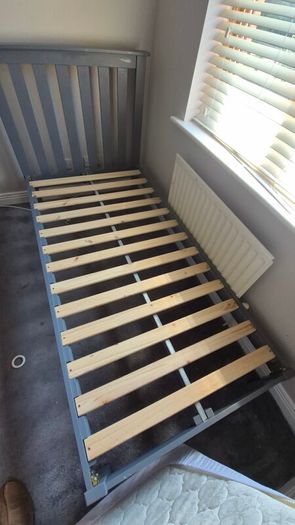 3ft bed frame & matching chest of drawers