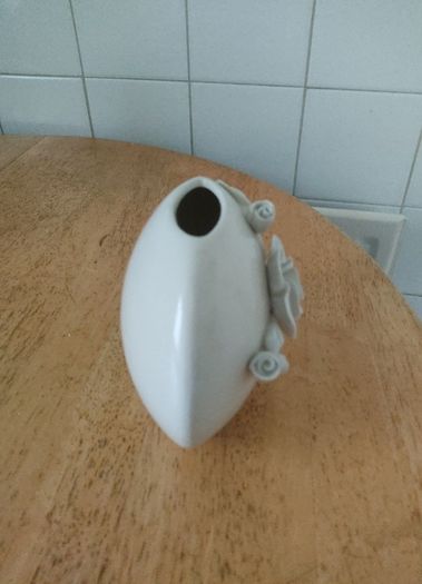 Unknown Vase in excellent condition with beautiful white roses