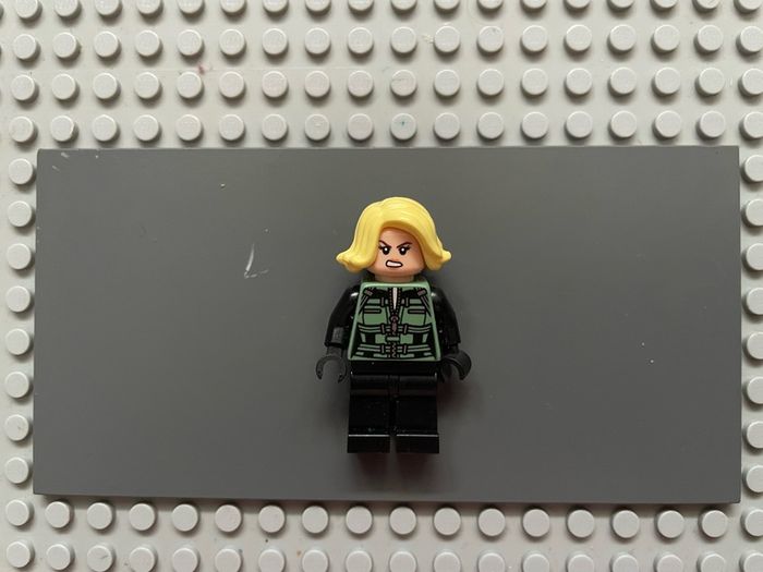 lego Super heroes sh0494 Black Widow minifigure - Black Jumpsuit, Bright Light Yellow Short Hair, Printed Legs