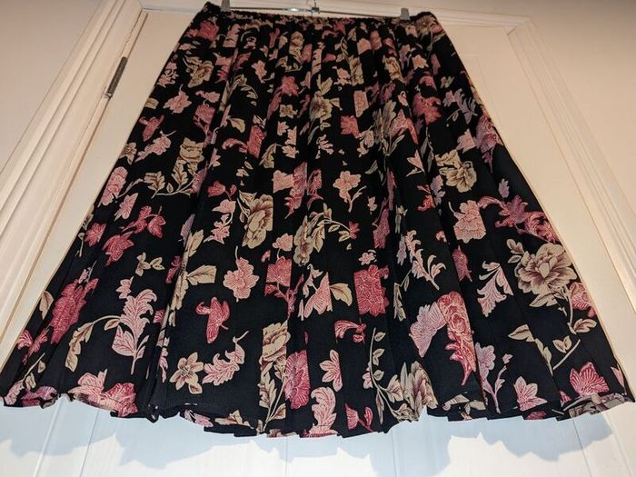 Perfect for Summer. stunning floral pleated midi skirt from Eastex