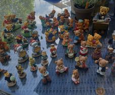 Large amount of teddy bear figures, D18 post 10e