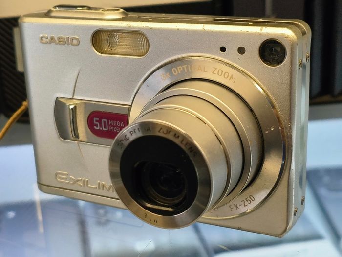 Casio EXILIM EX-Z50 Digital Camera 5 Megapixel 3x Optical Zoom 5.08 cm (2 Inch) Display