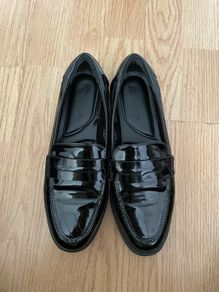 Black flat shoes