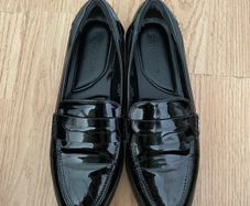 Black flat shoes