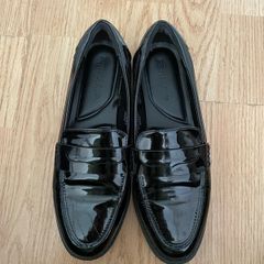 Black flat shoes