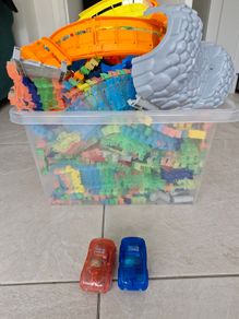 Large set of racing car tracks and 2 cars