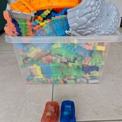 Large set of racing car tracks and 2 cars
