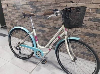ladies city bike( can deliver)