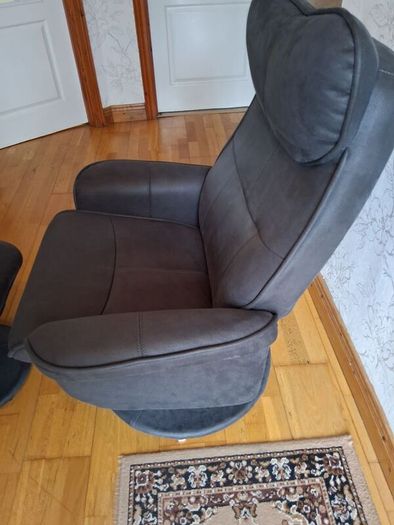 Recliner chair and footrest