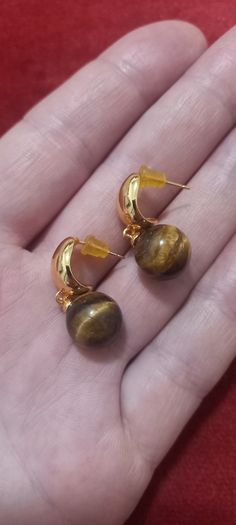 Vintage jewelry is sold individually for 5 to 10 euros