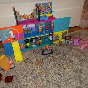 LOL Playhouse plus 3 other sets (a car, hairdresser studio and a stage )