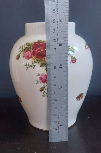Fabulous Royal Albert "Old Country Roses" Ginger Jar Shaped Vase, an Iconic and Highly Collectable Piece