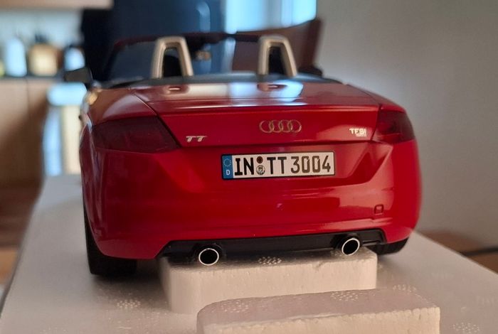 AUDI TT Roadster 2014 - Minichamps Dealer Edition 1/18 New In Box
