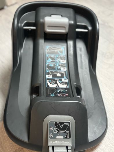 Uppababy Mesa isize Car seat plus base and rain cover