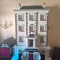 Stunning approx 140cm high 4 story extra large Georgian dolls house with contents, servants quarters and separate garage
