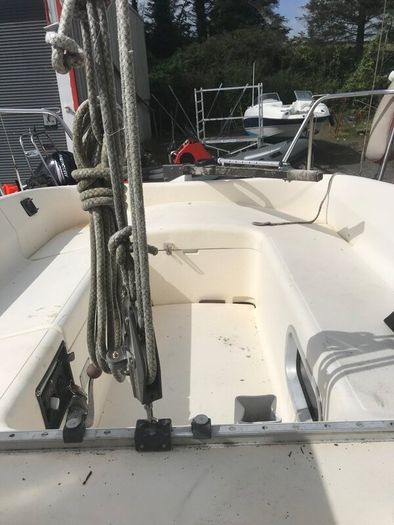 Jeanneau 27 Sailboat
