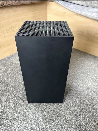 xbox series X 1TB and controller 2