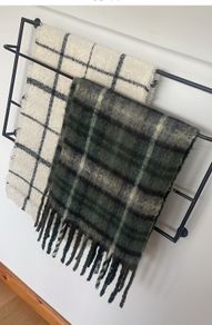 rack for throws  90 x 50 x 8cm