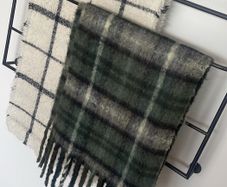 rack for throws  90 x 50 x 8cm