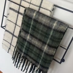 rack for throws  90 x 50 x 8cm