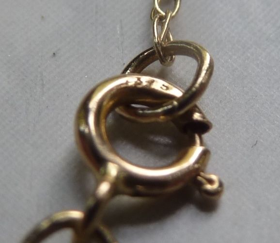9ct Gold Graduated Peridot Pendant Necklace. 16 inch Chain Hallmarked 375