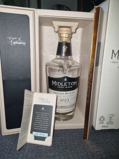 The bottle and packaging of the exclusive Irish whiskey Midleton Very Rare Vintage Release 2023.