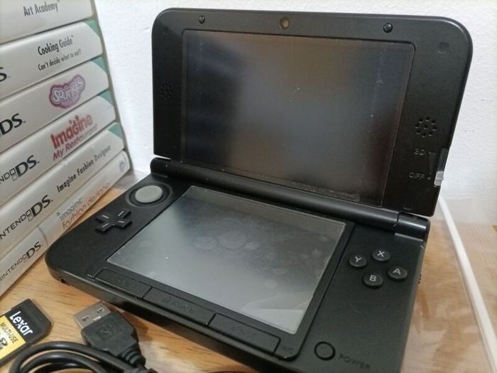 Nintendo 3DS XL red