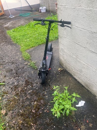 Selling an electric scooter Bogist C1 Pro. It turns on, charges well, and brakes work properly. Top speed is currently around 16 km/h.