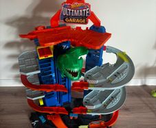 Hot Wheels Ultimate Garage & cars