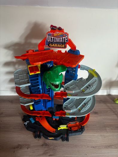 Hot Wheels Ultimate Garage & cars