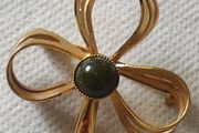 Vintage Irish Connemara marble brooch