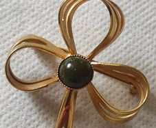 Vintage Irish Connemara marble brooch