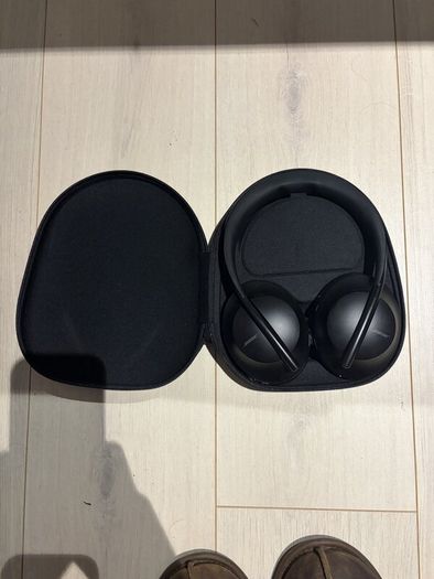 Bose Noise Cancelling Headphones 700 Black With Case