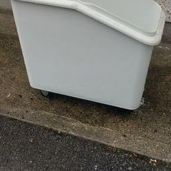 Heavy-duty commercial rolling utility bin in good used condition. Made from durable molded plastic with four heavy-duty swivel casters for easy movement. This is the bin only and does not include the original lid/top.handy for bottle bin,for man cave etc