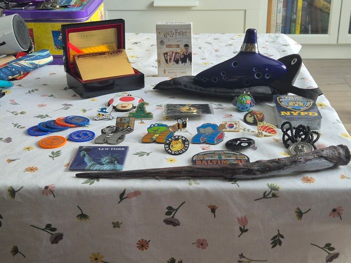 Mixed lot of collectibles- Pins, magnets and miscellaneous