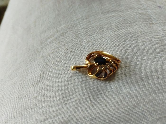18 CT Gold pendant with Natural Sapphire and  diamonds