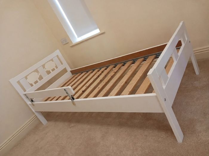Toddler bed
