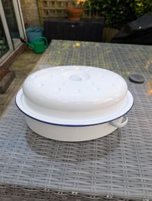 oval enamel roaster, 45 x 32 cm. In good condition
