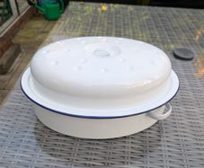 oval enamel roaster, 45 x 32 cm. In good condition