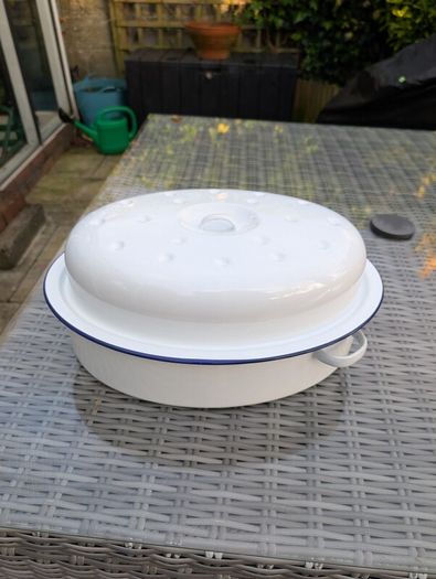 oval enamel roaster, 45 x 32 cm. In good condition