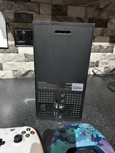 Xbox Series X console, 2 Xbox Wireless Controller, an ultra-high-speed HDMI cable, power cable.