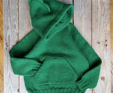 Green jumper in size 5-6 years