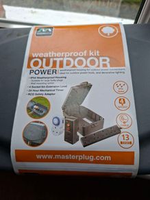 Outdoor weatherproof plug/power box