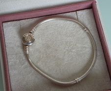 Pandora two-tone signature braceletsterling silver snake chain and a 14K gold logo clasp, size 18cm