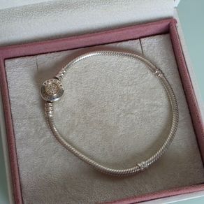 Pandora two-tone signature braceletsterling silver snake chain and a 14K gold logo clasp, size 18cm