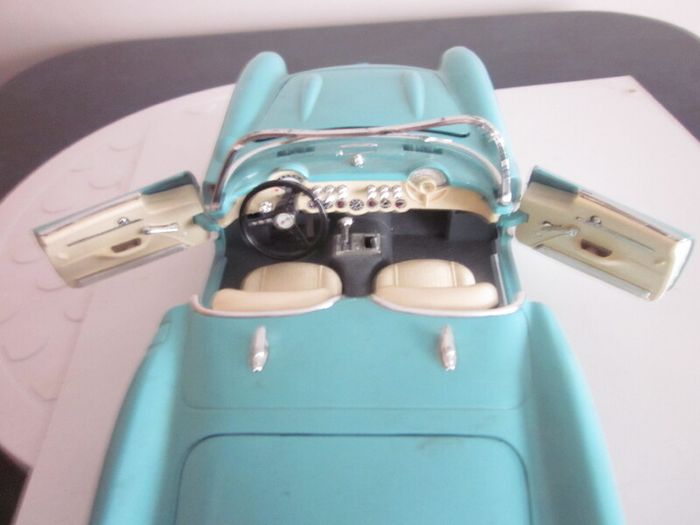 Vintage Burago 1957 Chevolet Corvette Convertible Coupe Baby Blue