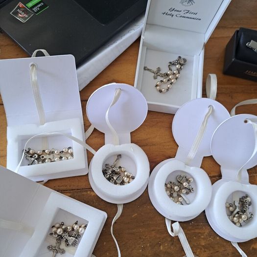 Mixed lot of jewellery, cuff links, Rosary beads, Vintage brooches,necklaces,earrings