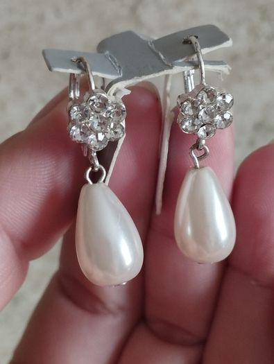 Elegant drop pearl earrings.