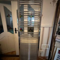 Vertical radiator (valves included)