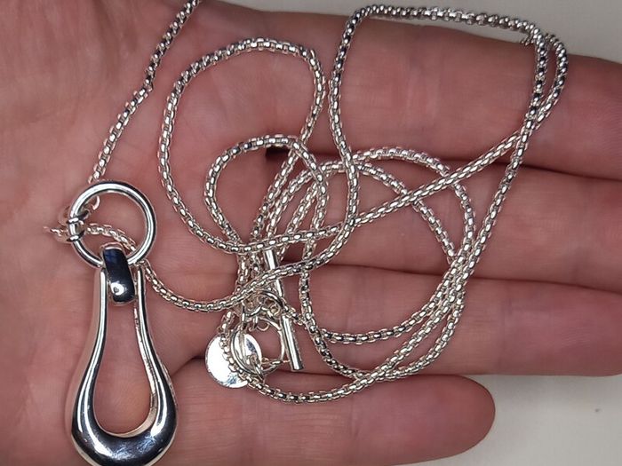 Vintage jewelry is sold individually for 5 to 10 euros